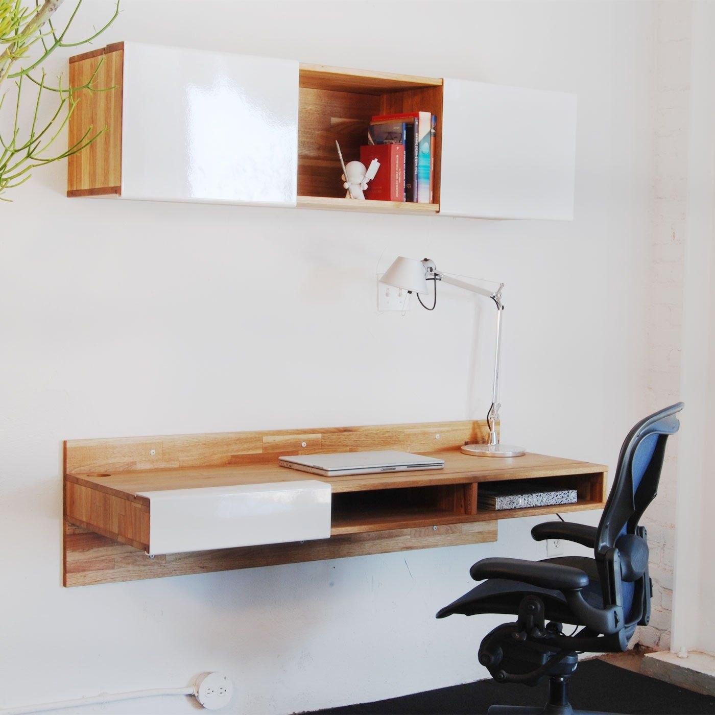 Навеска на стену. Подвесной письменный стол. Подвесной письменный стол на стену. Стол подвесной на стену. Навесные компьютерные столы.