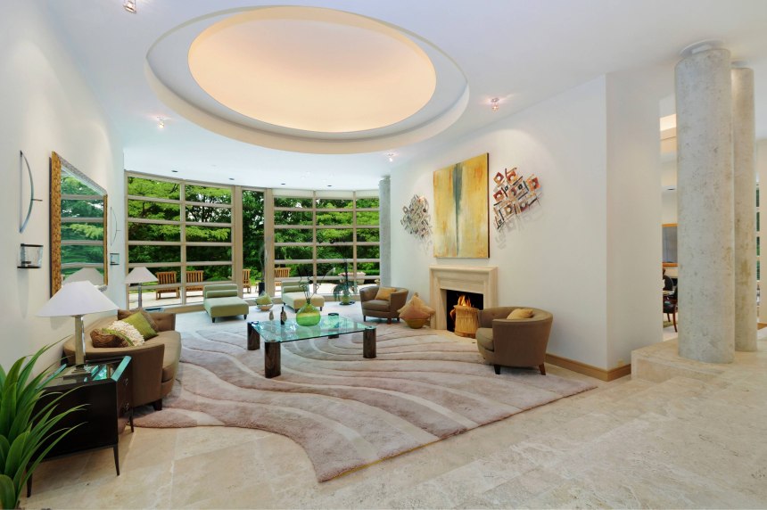 Асти в белом платье на премии МУЗТВ