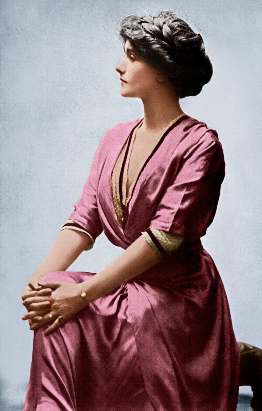 Девушка собирается на свидание фото