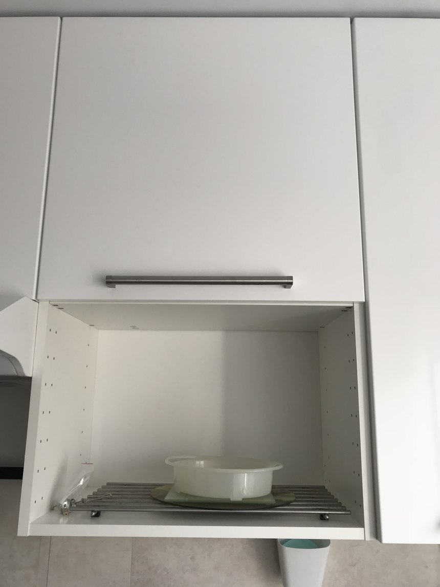 Навесной шкаф для микроволновки на кухне (60 фото)