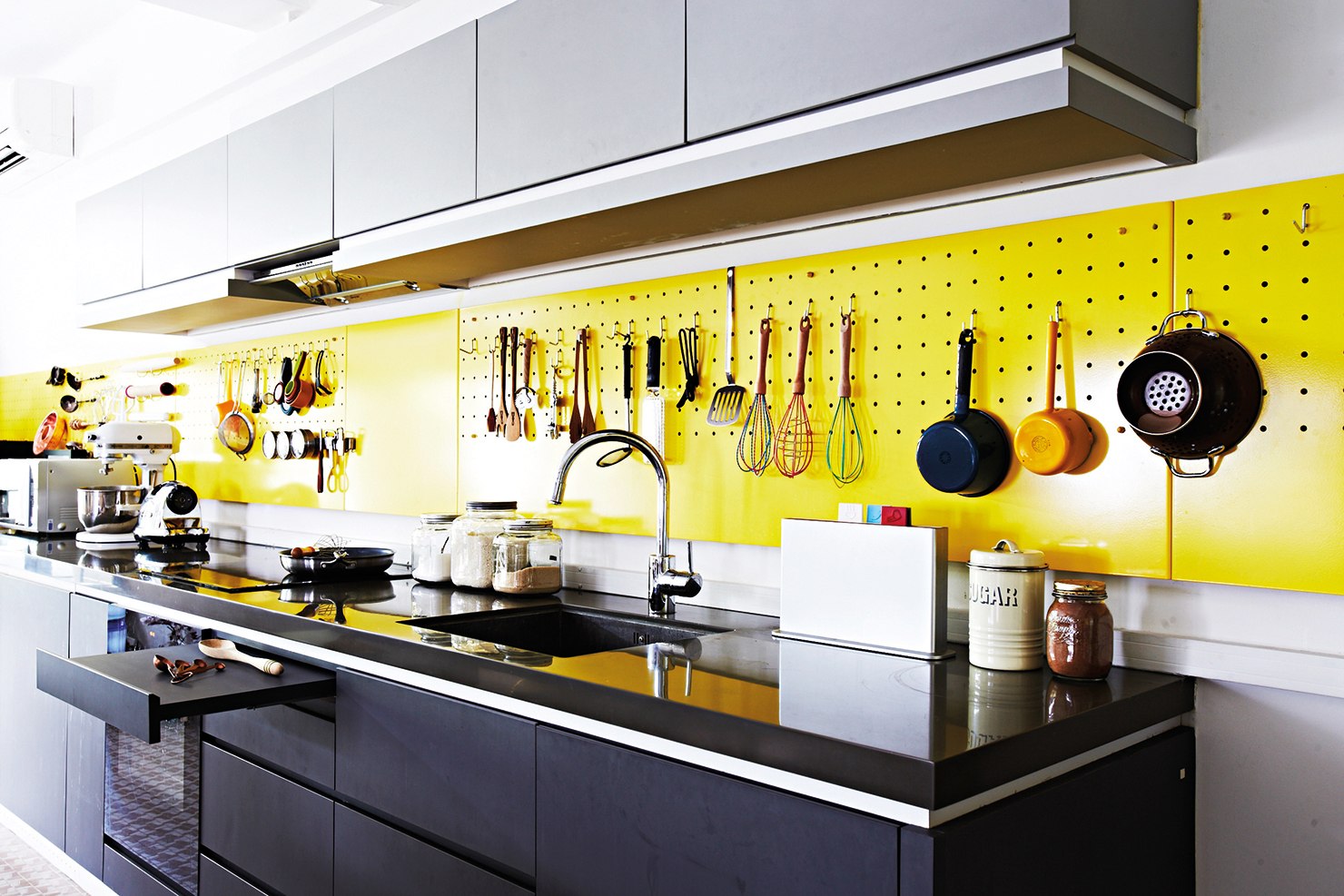 Закрытый фартук на кухне. Пегборд для кухни. Кухня с желтым фартуком. Перфорированная панель в интерьере кухни. Перфорированные панели для кухни.