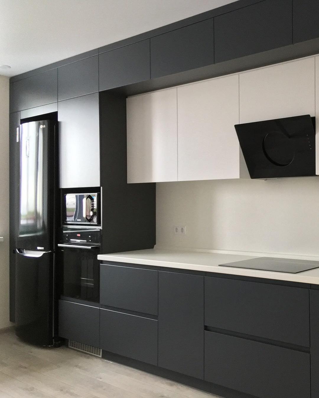 Кухонный гарнитур белый верх серый низ черная столешница