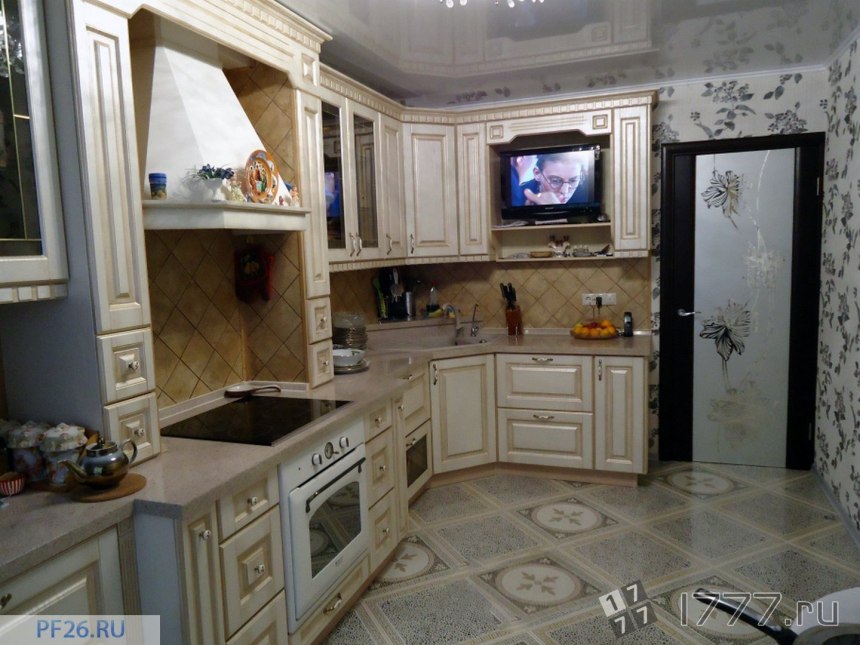 Телевизор в классической кухне