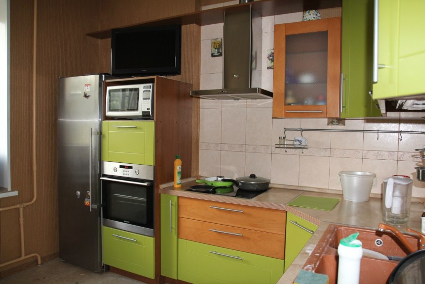 Кухня с микроволновкой и холодильником