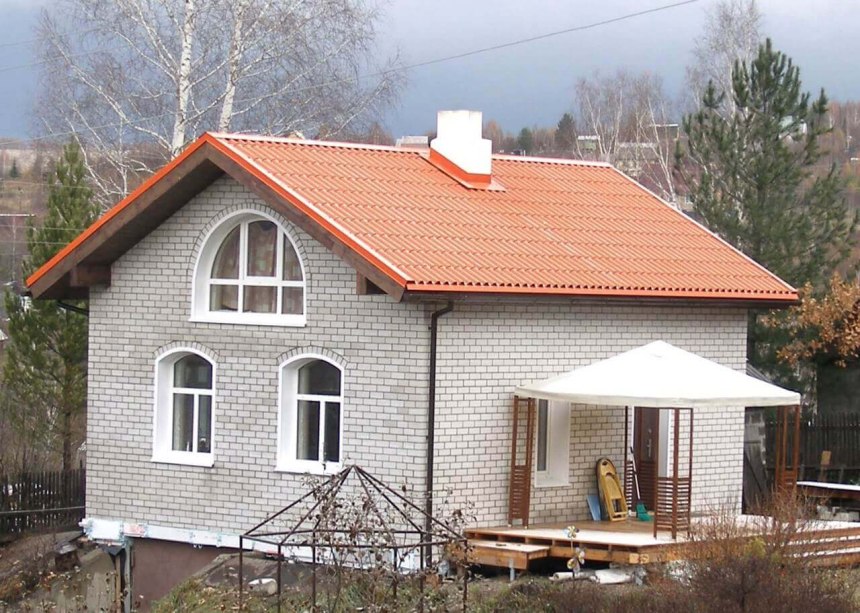Крыша на кирпичном доме