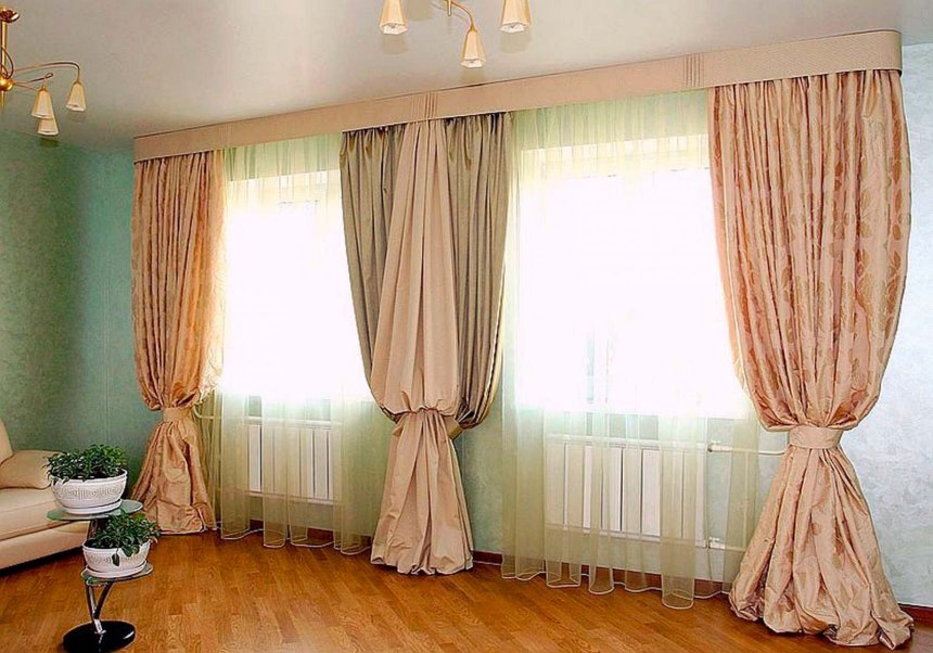 Шторы для гостиной с балконом