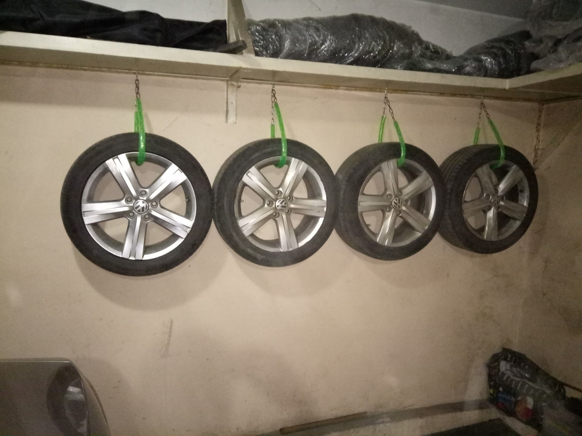 Храним колеса рф спб. Хранение колес. Полка для хранения шин. Хранение колес в гараже. Полка для хранения колес в гараже.