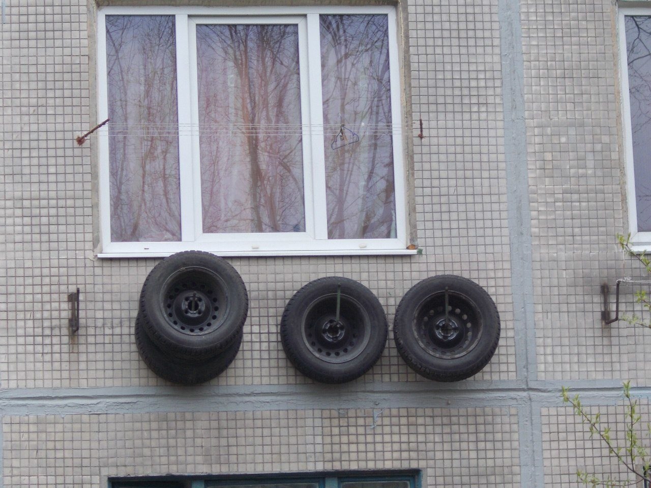Где хранить шины. Резина на балконе. Приспособление для хранения колес. Хранение колес. Шкаф для хранения колес на балконе.