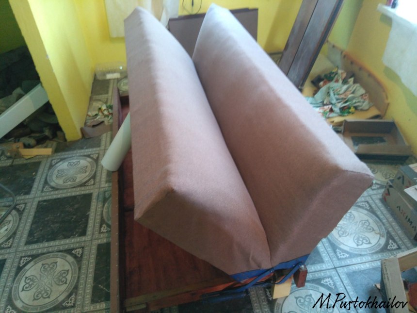 Перетяжка дивана книжки