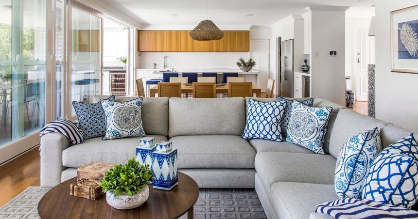 Синий диван в интерьере гостиной совмещенной с кухней (64 фото)