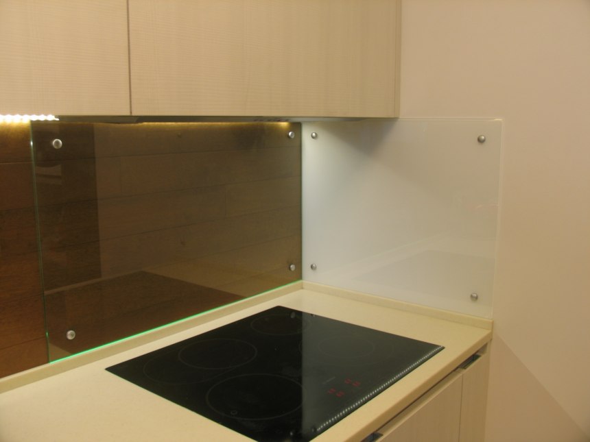 Защитный кухонный экран из прозрачного стекла (50 фото)