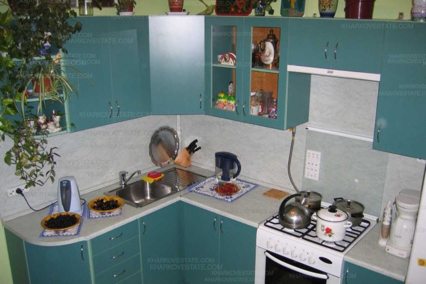 Кухня в хрущевке 6 кв.м с холодильником и газовой плитой