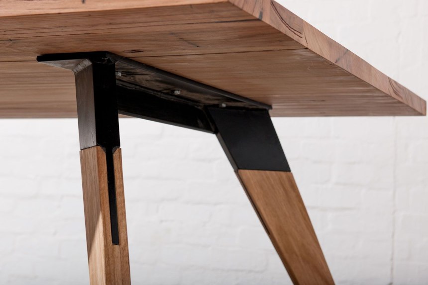 Деревянный стол с угловыми стяжками (64 фото)