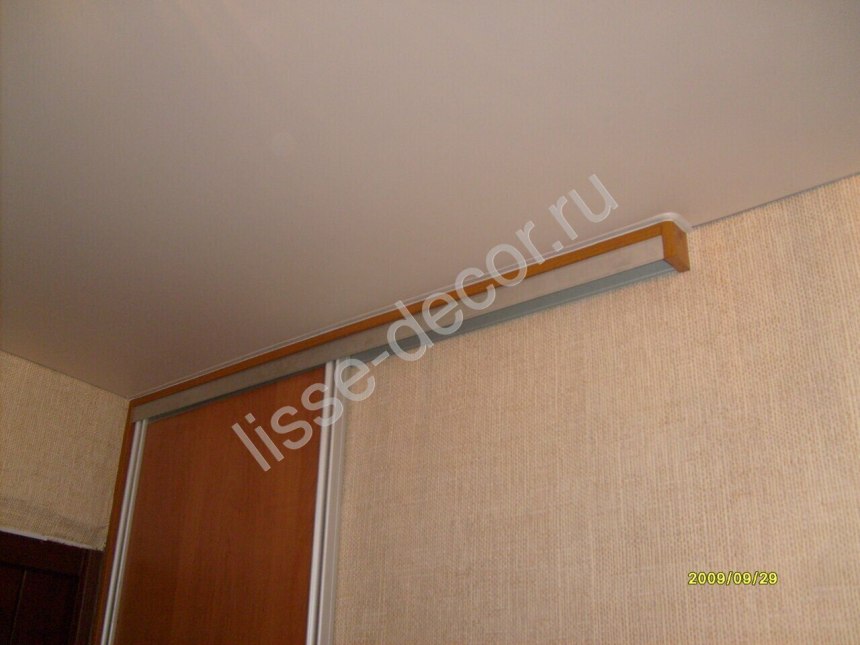 Дверь купе при натяжном потолке