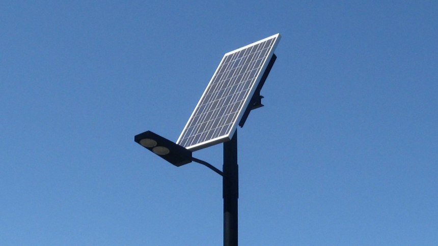 Уличный светодиодный светильник консольный на солнечных батареях (39 фото)
