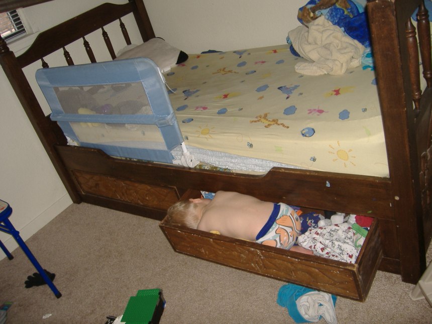 Младенец падает с кровати (56 фото)