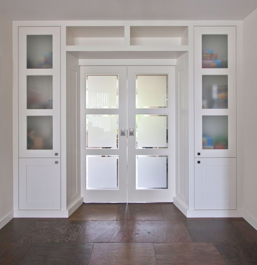 Встроенный шкаф между дверью (61 фото)