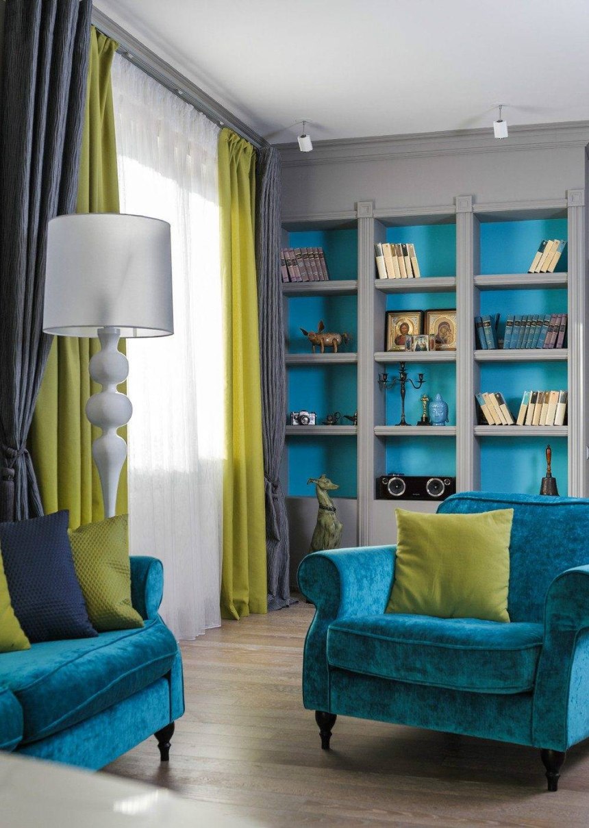 Синий диван в интерьере гостиной и шторы (62 фото)
