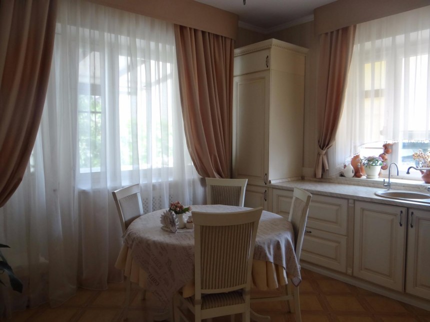 Интерьер маленькой кухни с балконной дверью