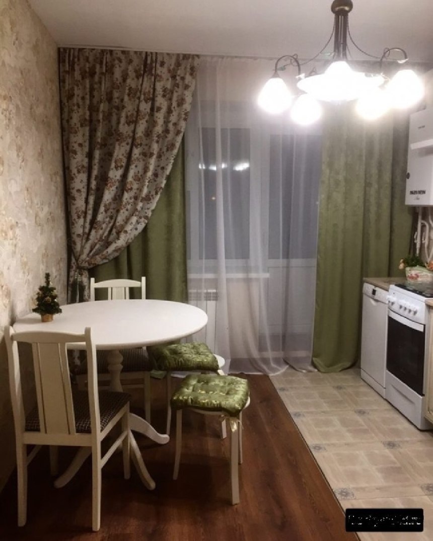 Шторы на кухне с балконом в интерьере