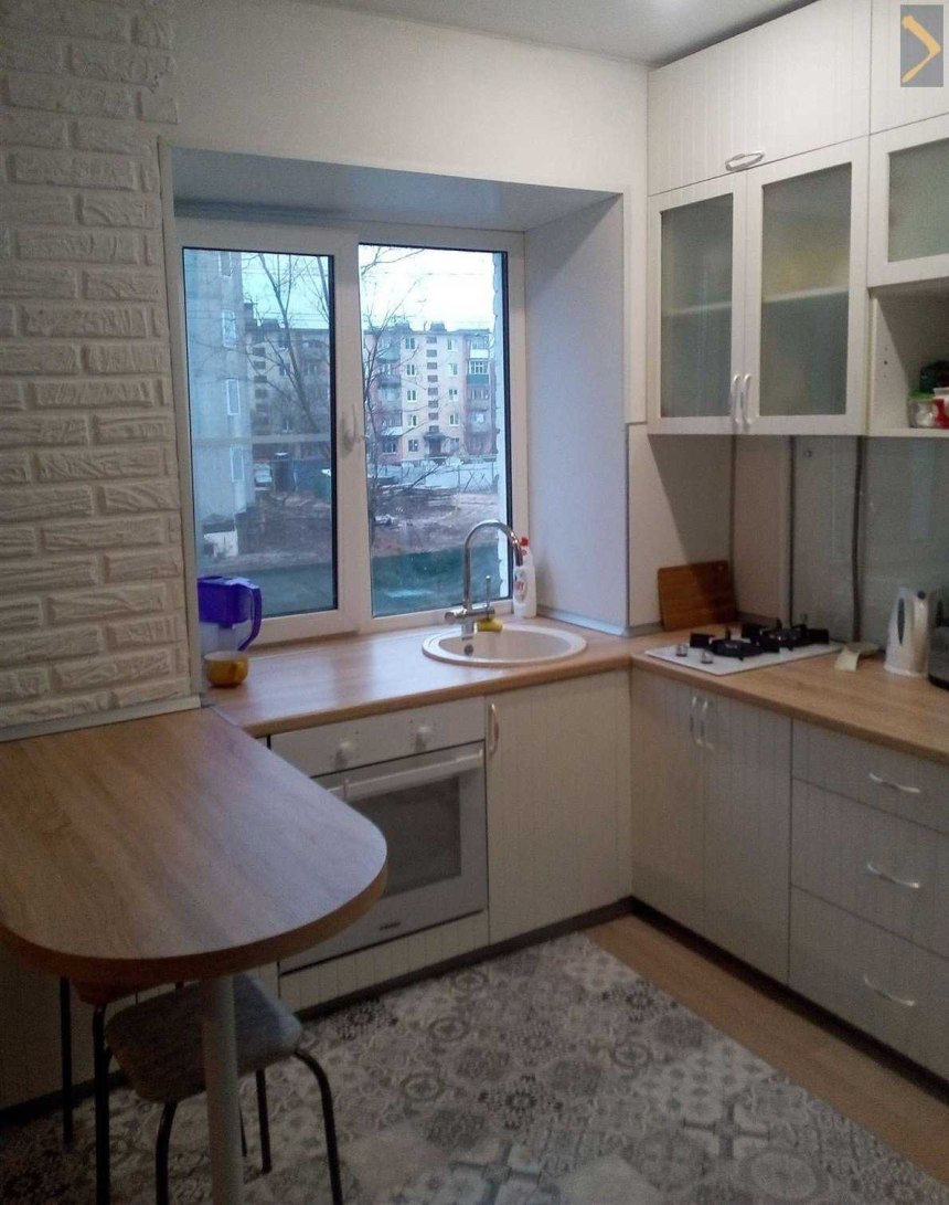 Кухонный гарнитур угловой с окном справа (67 фото)