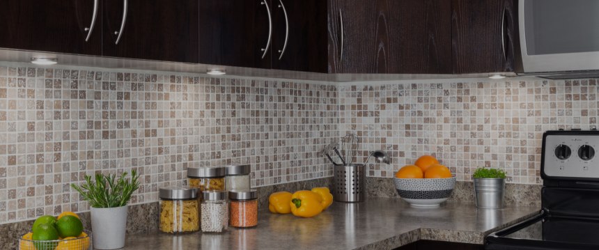 Стеклянные панели для зеленой кухни