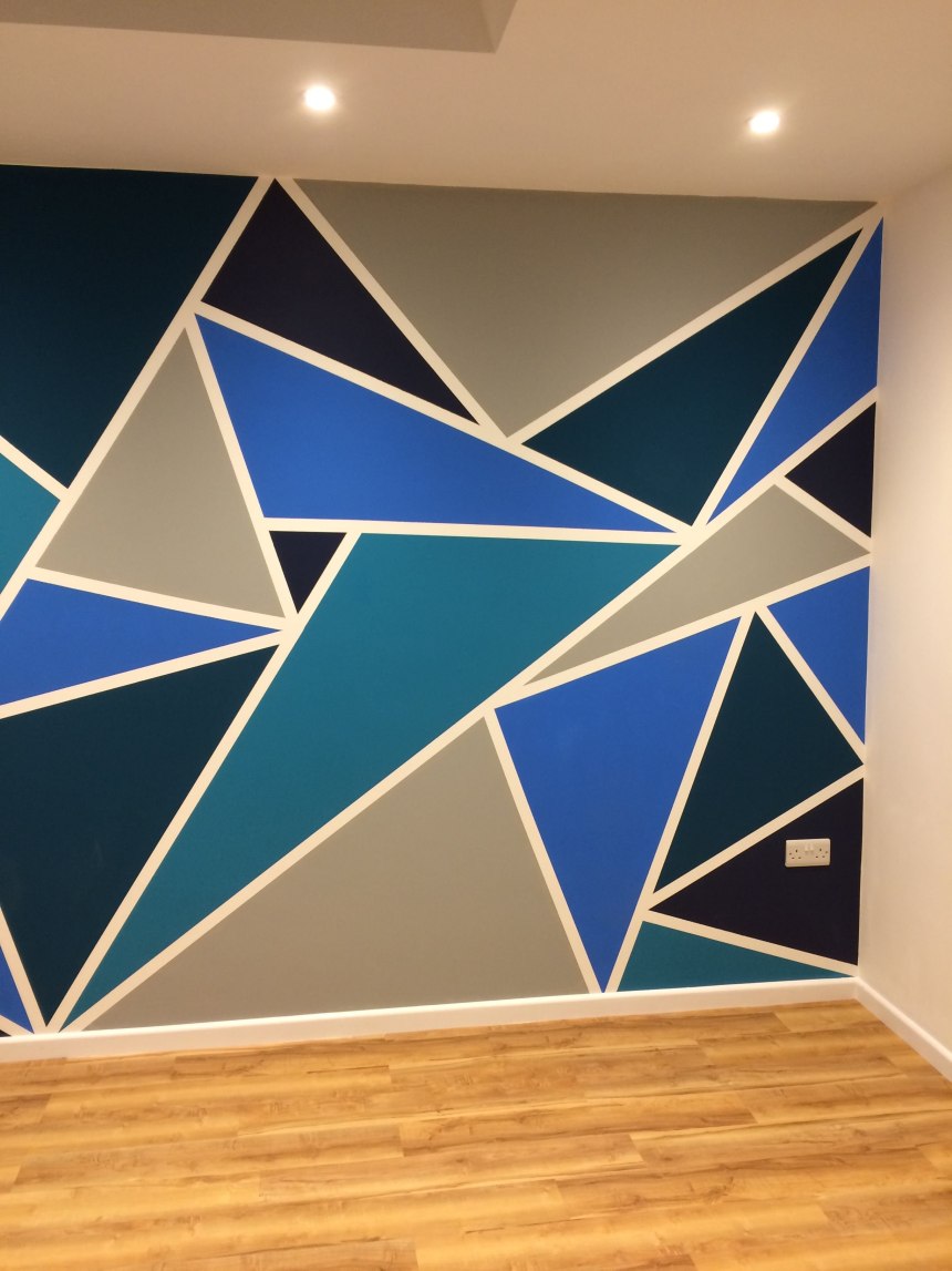 Геометрическая стена краской (58 фото)