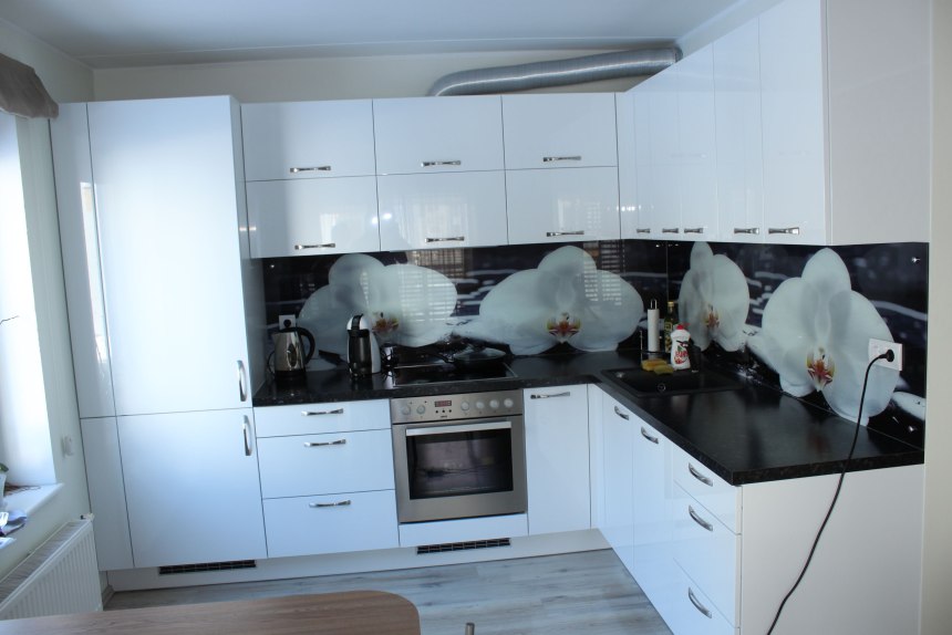 Белая глянцевая кухня с черной столешницей (69 фото)