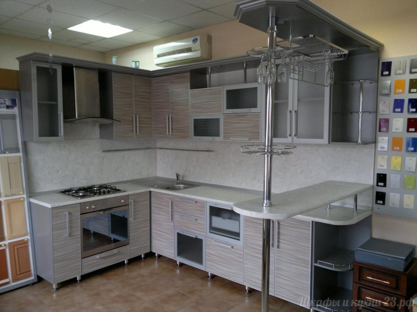 Кухни с пластиковыми фасадами в алюминиевой рамке