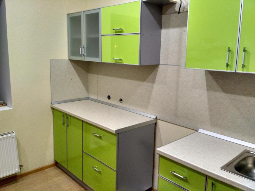 Серая кухни из пластика в алюминиевой рамке