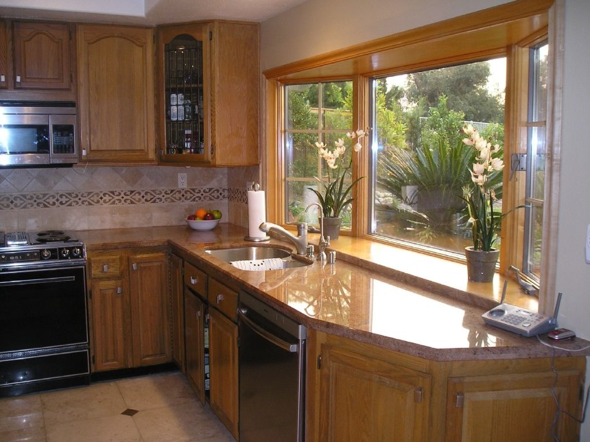 Угловая кухня с большим окном (68 фото)