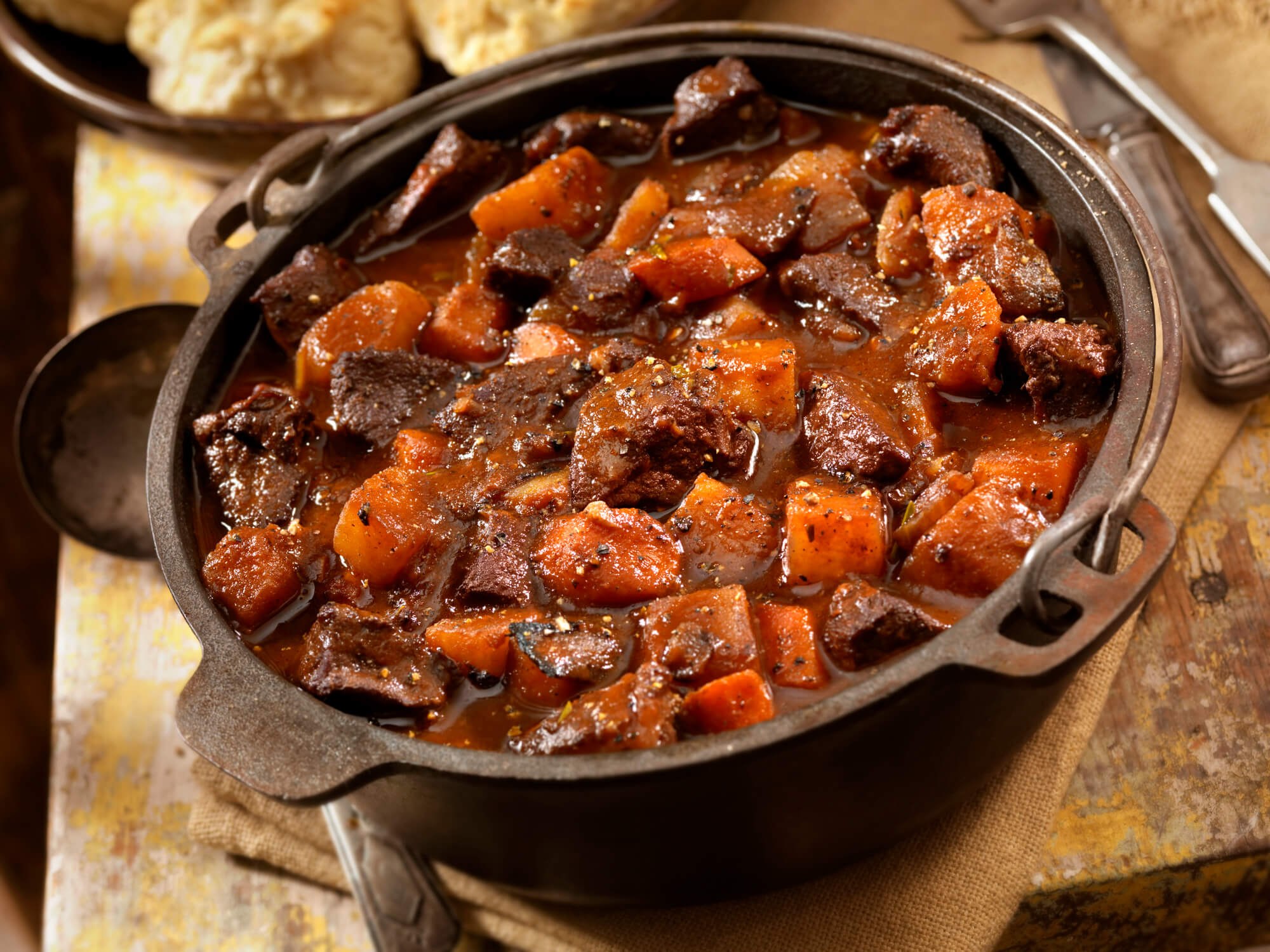 Stewed meat. Гуляш в казане. Хамин ЧОЛНТ. Irish Stew блюдо. Рагу по ирландски.