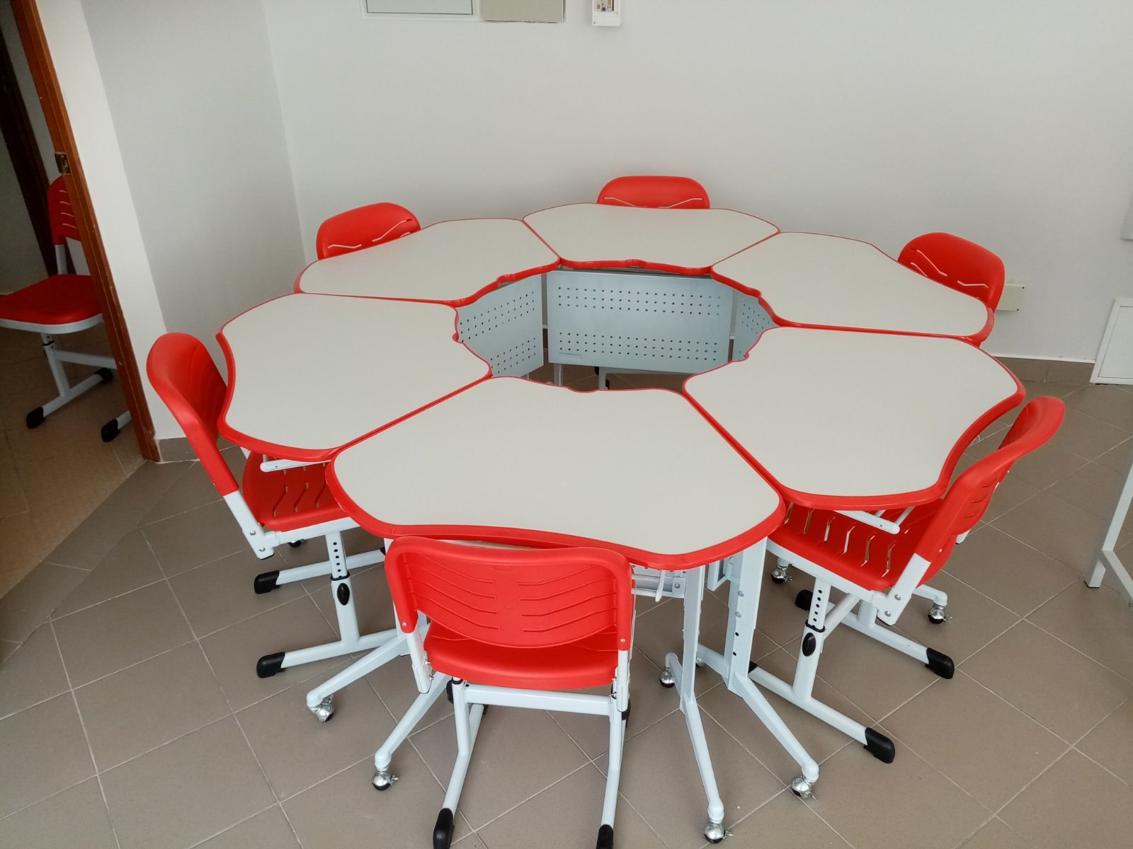За круглый стол на 51 стульев. Модульные столы. Модульные столы для школы. Стол модульный круглый. Стол круглый модульный для школы.