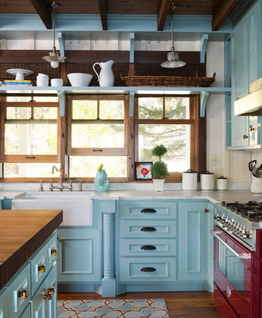Голубая кухня в деревянном доме (58 фото)