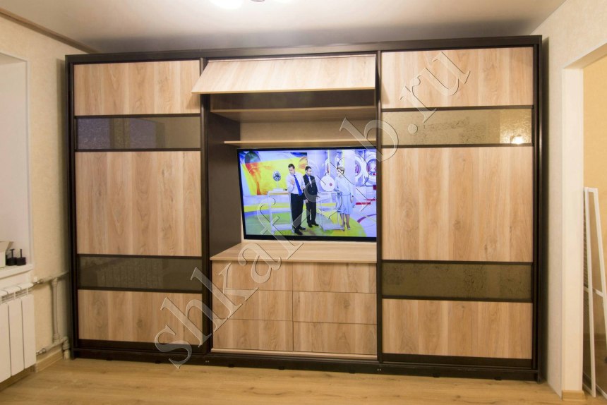 Встроенный шкаф с местом под телевизор (60 фото)