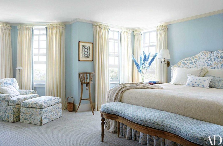 Бежевая спальня и голубые шторы (61 фото)