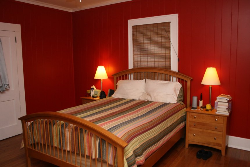 Терракотовая кровать в интерьере спальни (63 фото)
