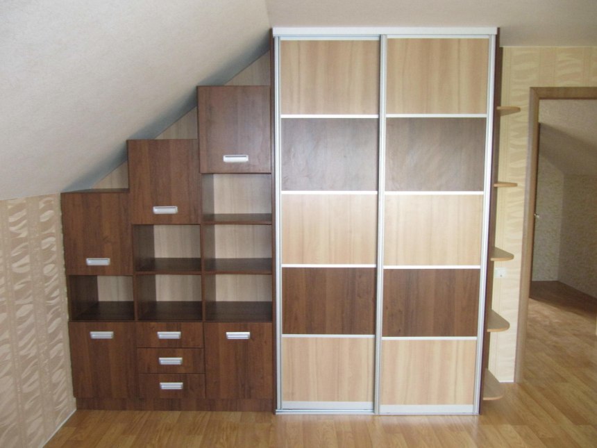 Встроенные шкафчики на мансарде