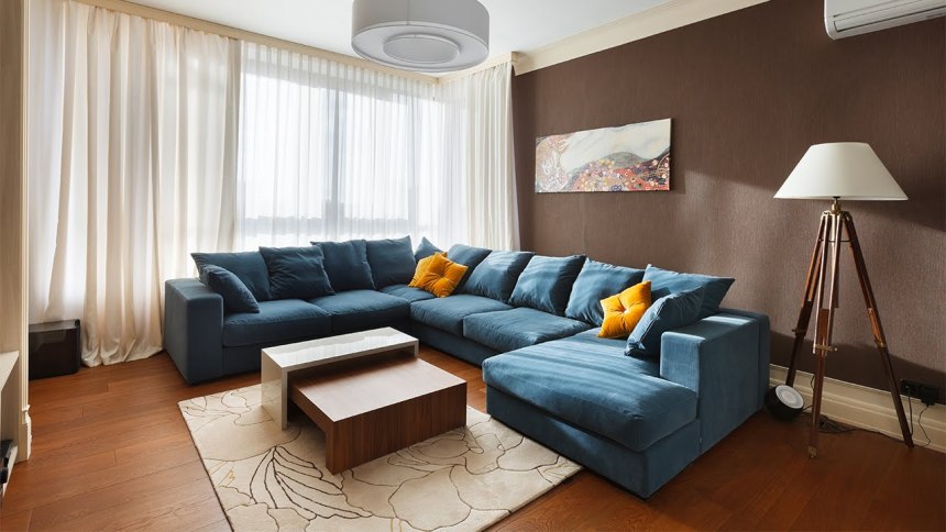 Интерьер гостиной с синим диваном и бежевыми стенами (63 фото)