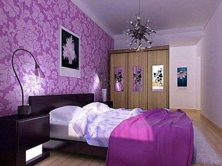 Фиолетовые стены в комнате