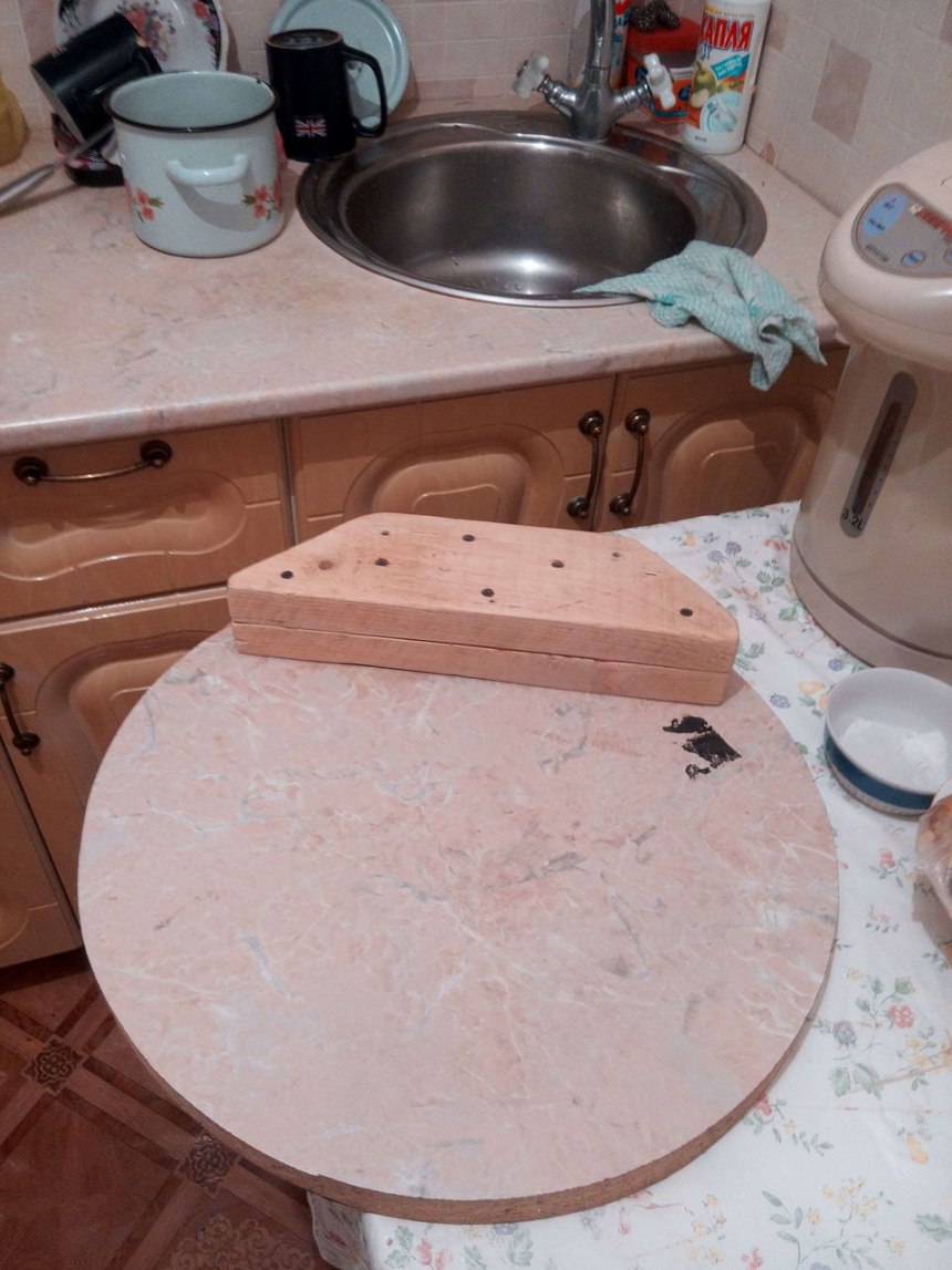 Столик из куска столешницы от раковины