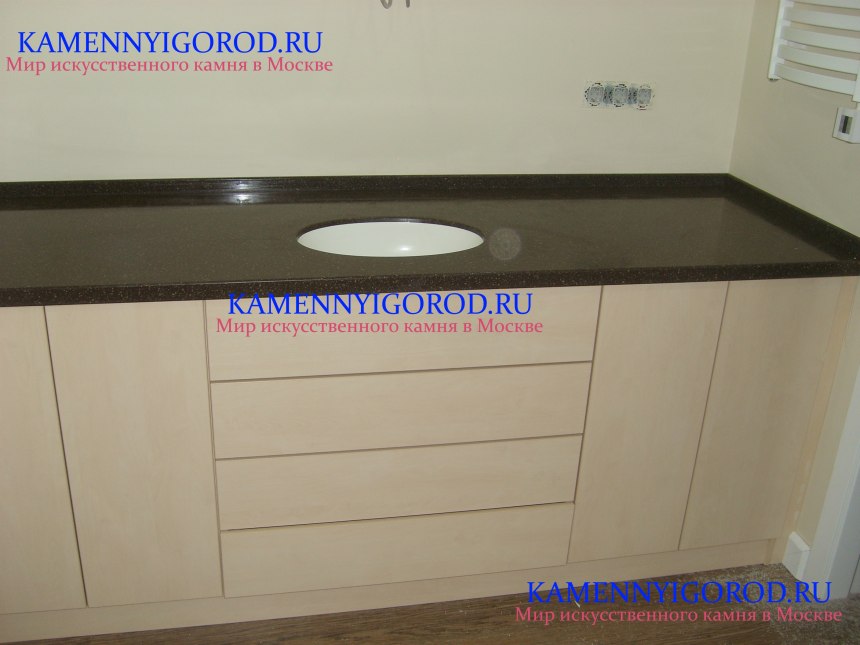 Столешница сбоку шкафа кухни