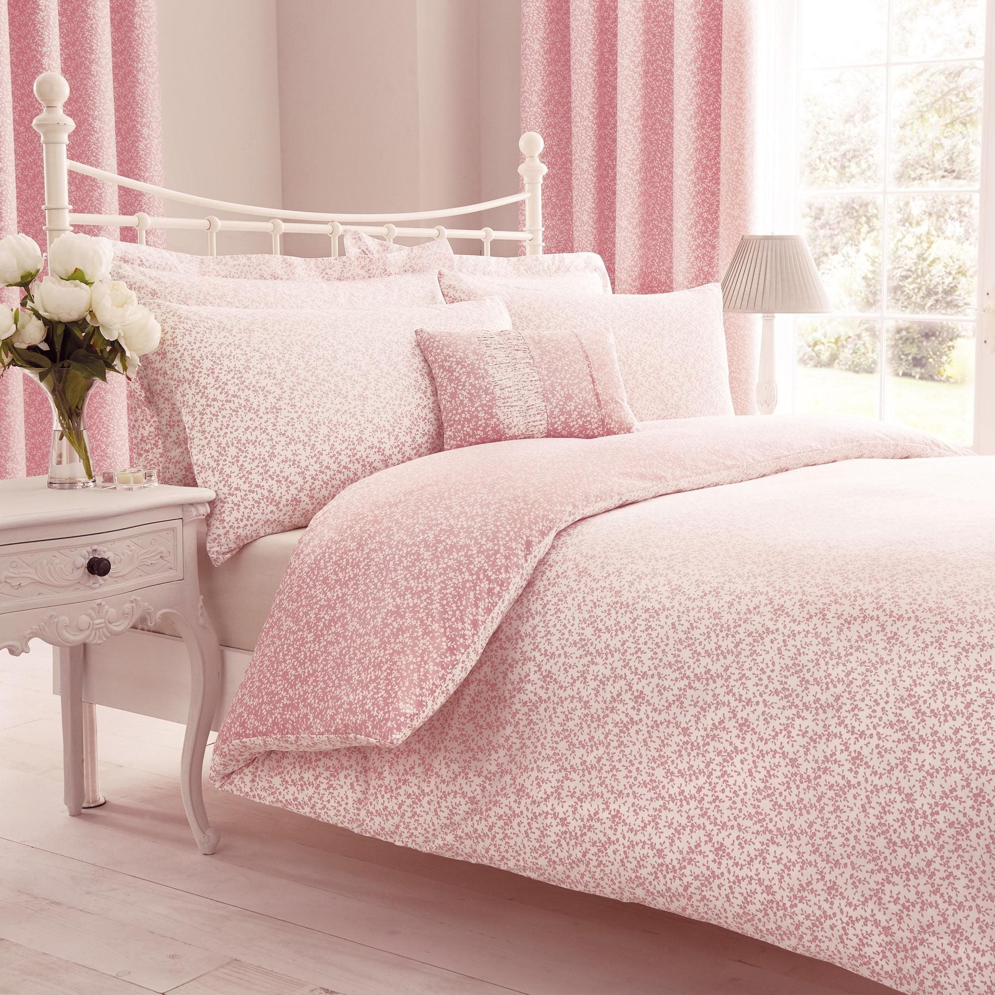 Комплект постельного белья нежное. С постельным бельем розовый. Спальня в нежно розовых тонах. Розовая кровать. Розовая кровать в интерьере.