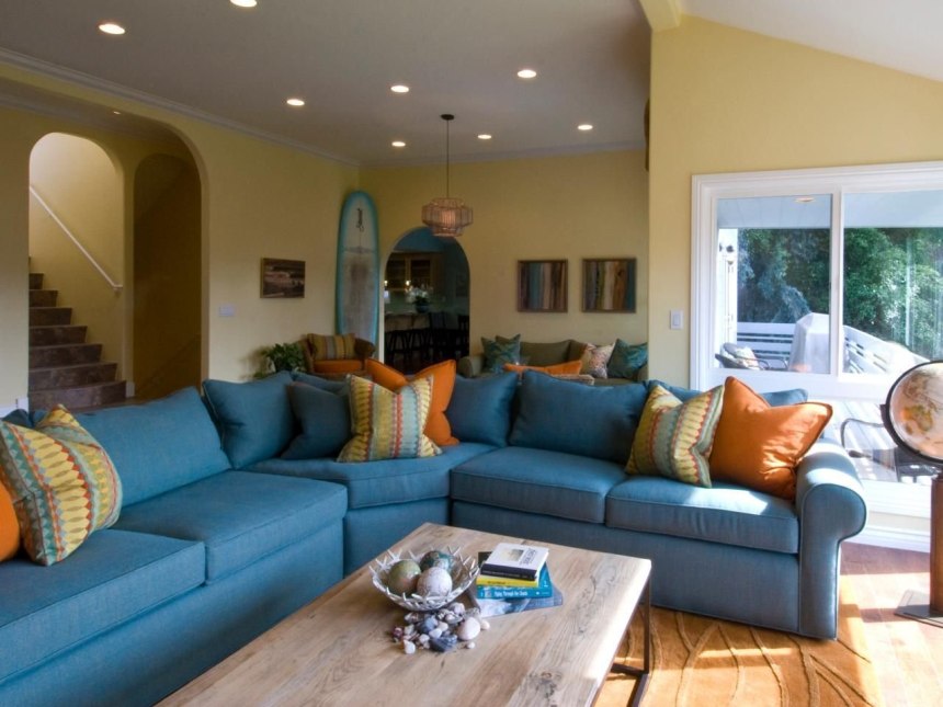 Бежевые стены синий диван интерьер (64 фото)