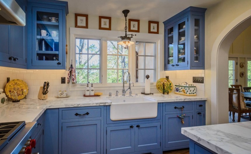 Голубая кухня с белой столешницей (66 фото)