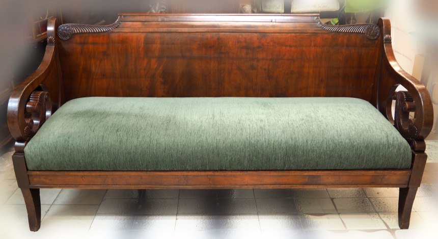 Ретро диван с деревянными подлокотниками (68 фото)