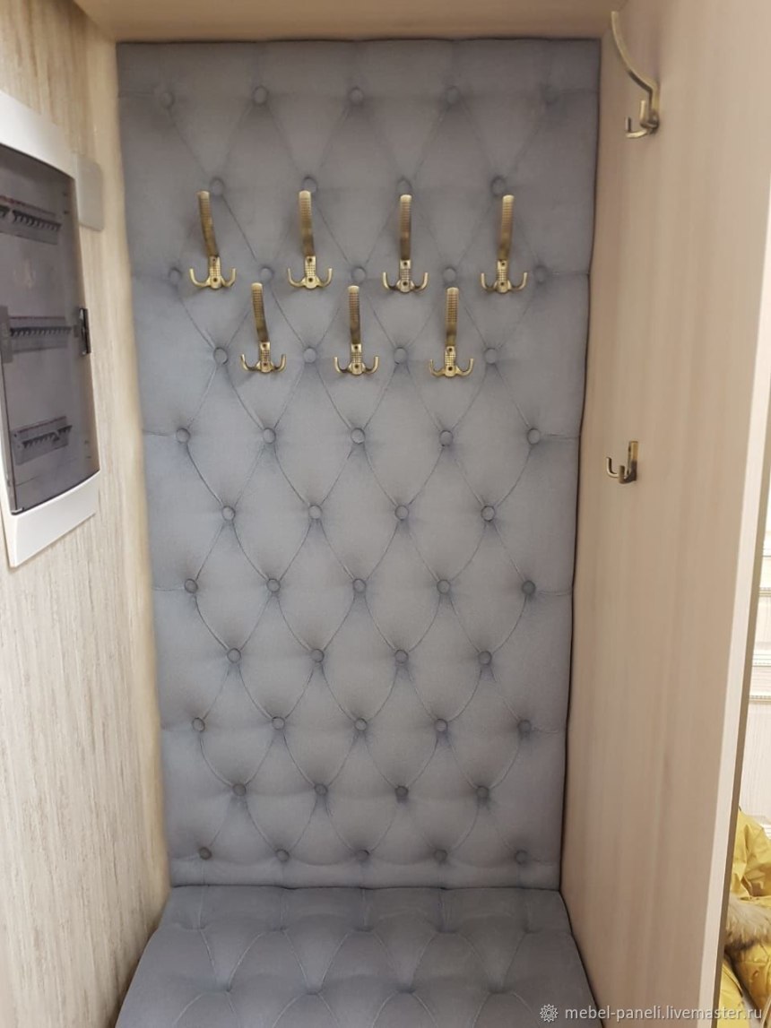 Каретная стяжка в прихожей с вешалкой