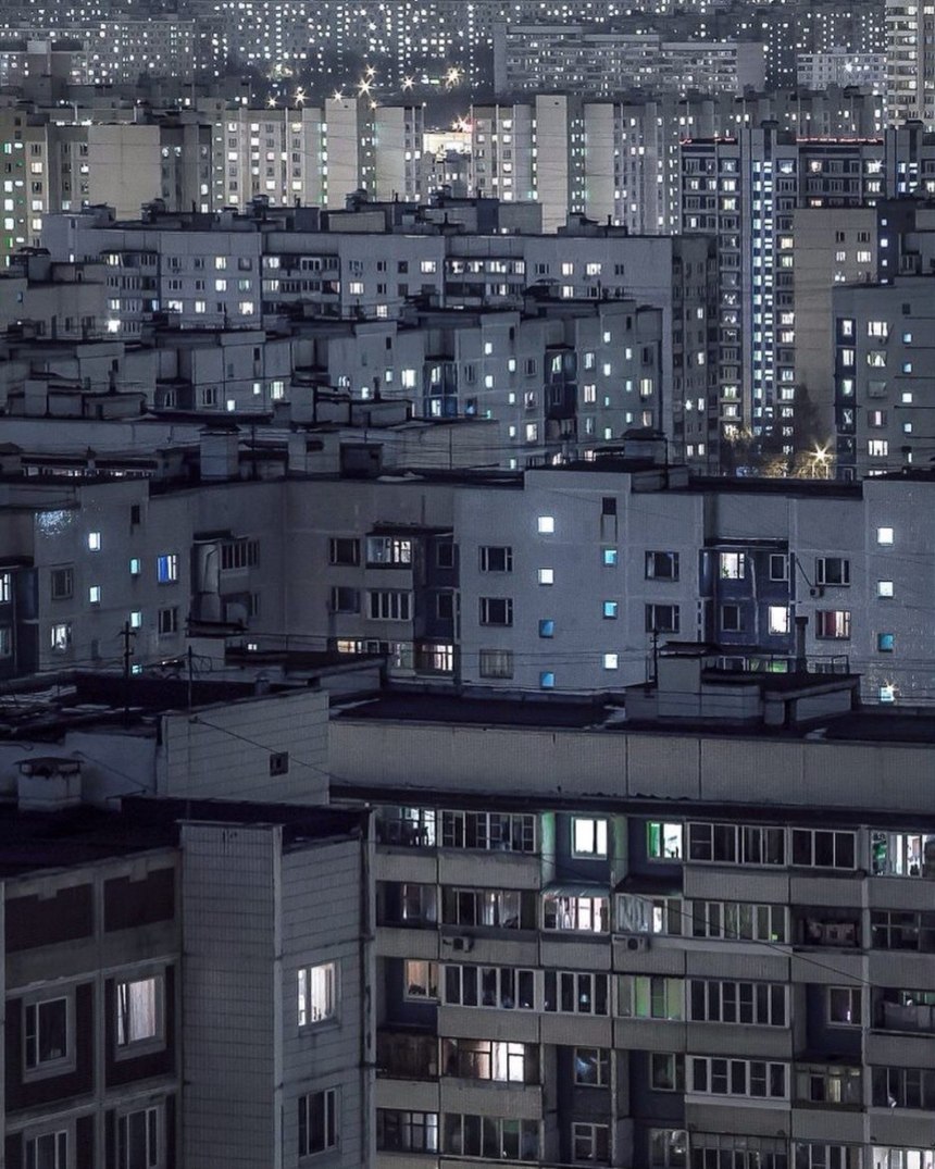 Панельные многоэтажки ночью СССР