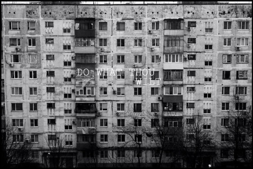 Черно-белый панельный дом