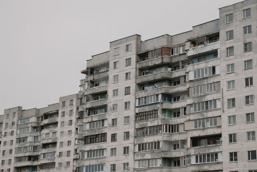Серые панельные многоэтажки